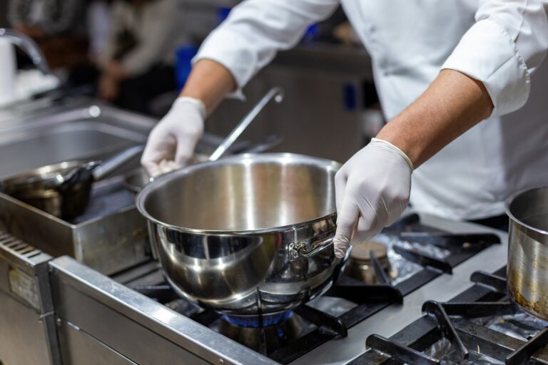 Precisa comprar um fogão industrial mas não sabe por onde começar? Leia este texto e confira algumas dicas para alcançar esse objetivo!