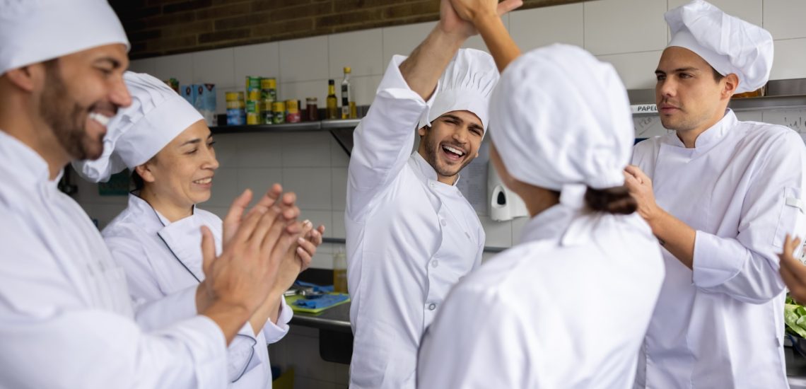 Saiba como contratar e motivar sua equipe de restaurante